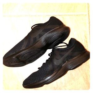 NIKE REVOLUTION 4. NEW IN BOX!!!